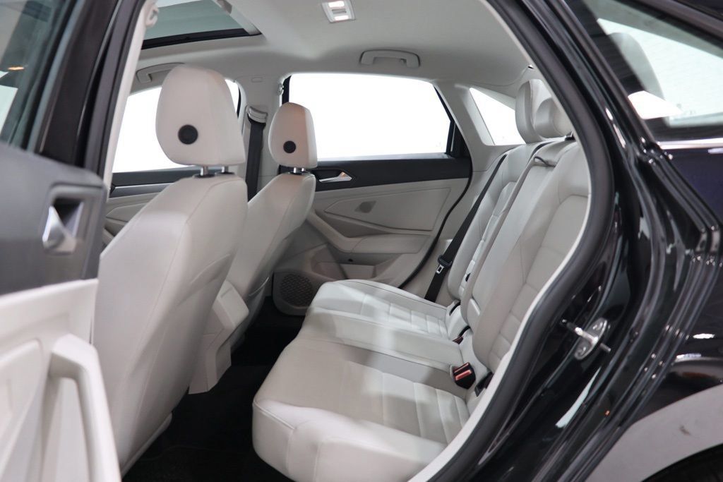 Used 2024 Volkswagen Jetta SE w/ Panoramic Sunroof Package FWD image 30