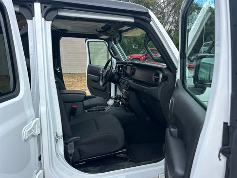Used 2022 Jeep Gladiator Sport image 12