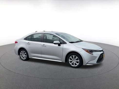 Used 2025 Toyota Corolla LE FWD image 2