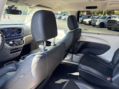 Used 2021 Chrysler Pacifica Touring-L FWD image 19