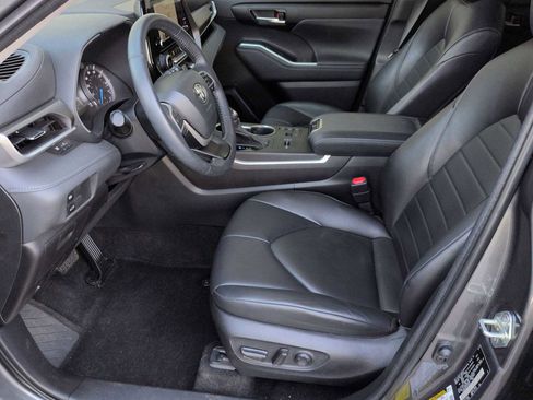 Used 2023 Toyota Highlander XLE image 17
