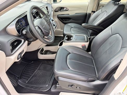 Used 2024 Chrysler Pacifica Touring-L image 5