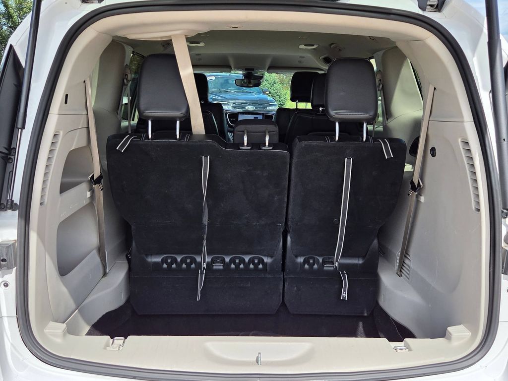 Used 2024 Chrysler Pacifica Touring-L FWD image 28