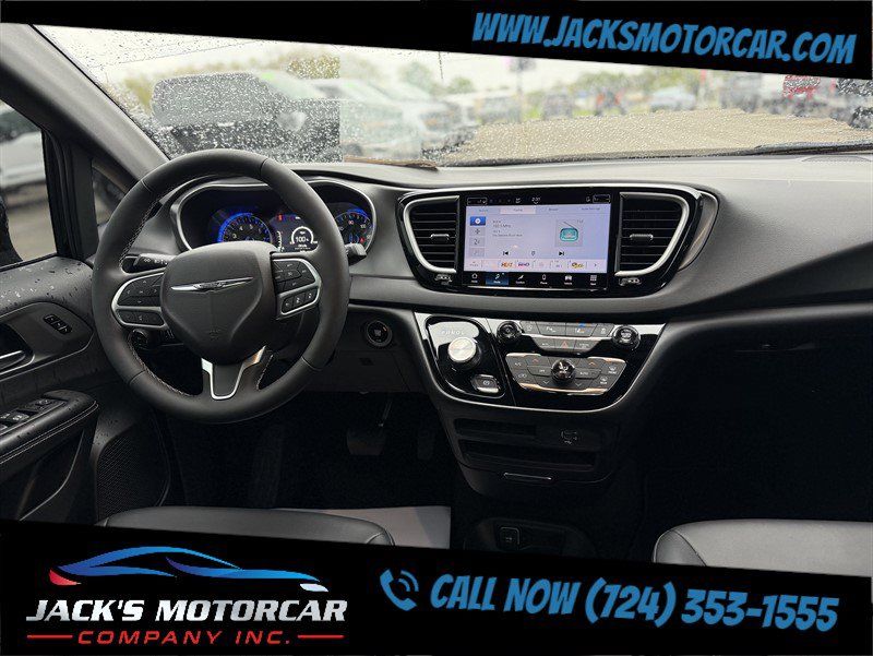 Used 2026 Chrysler Pacifica Select FWD image 28