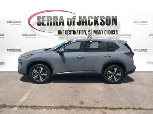 Used 2025 Nissan Rogue SL AWD/4WD image 6