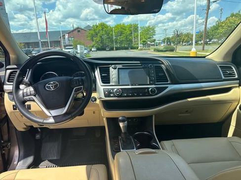 Used 2019 Toyota Highlander XLE AWD/4WD image 15