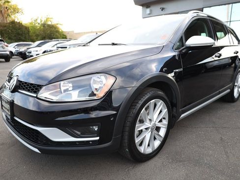 Used 2017 Volkswagen Golf S image 33