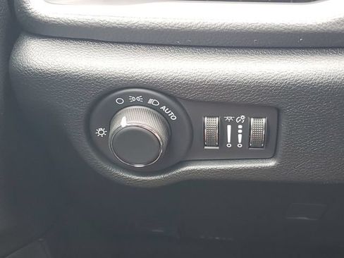 New 2027 Chrysler Pacifica Limited w/ Family Tech Group AWD/4WD image 19