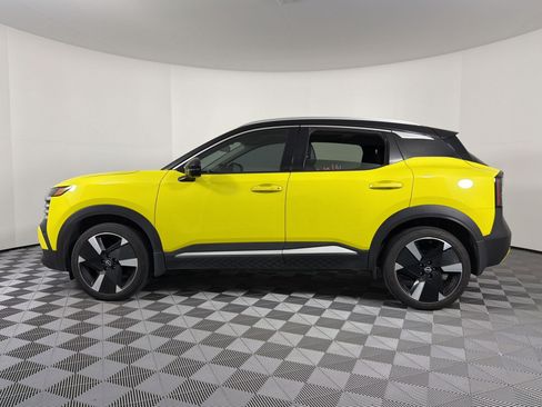 Used 2025 Nissan Kicks SR w/ SR Premium Package FWD image 2