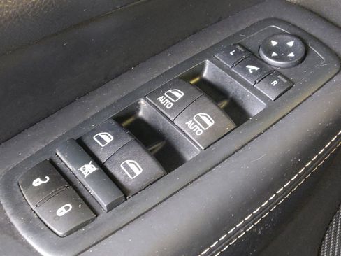 Used 2017 Jeep Grand Cherokee Overland RWD image 27