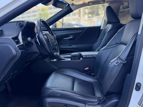 Used 2019 Lexus ES 300h w/ Accessory Package 2 FWD image 17