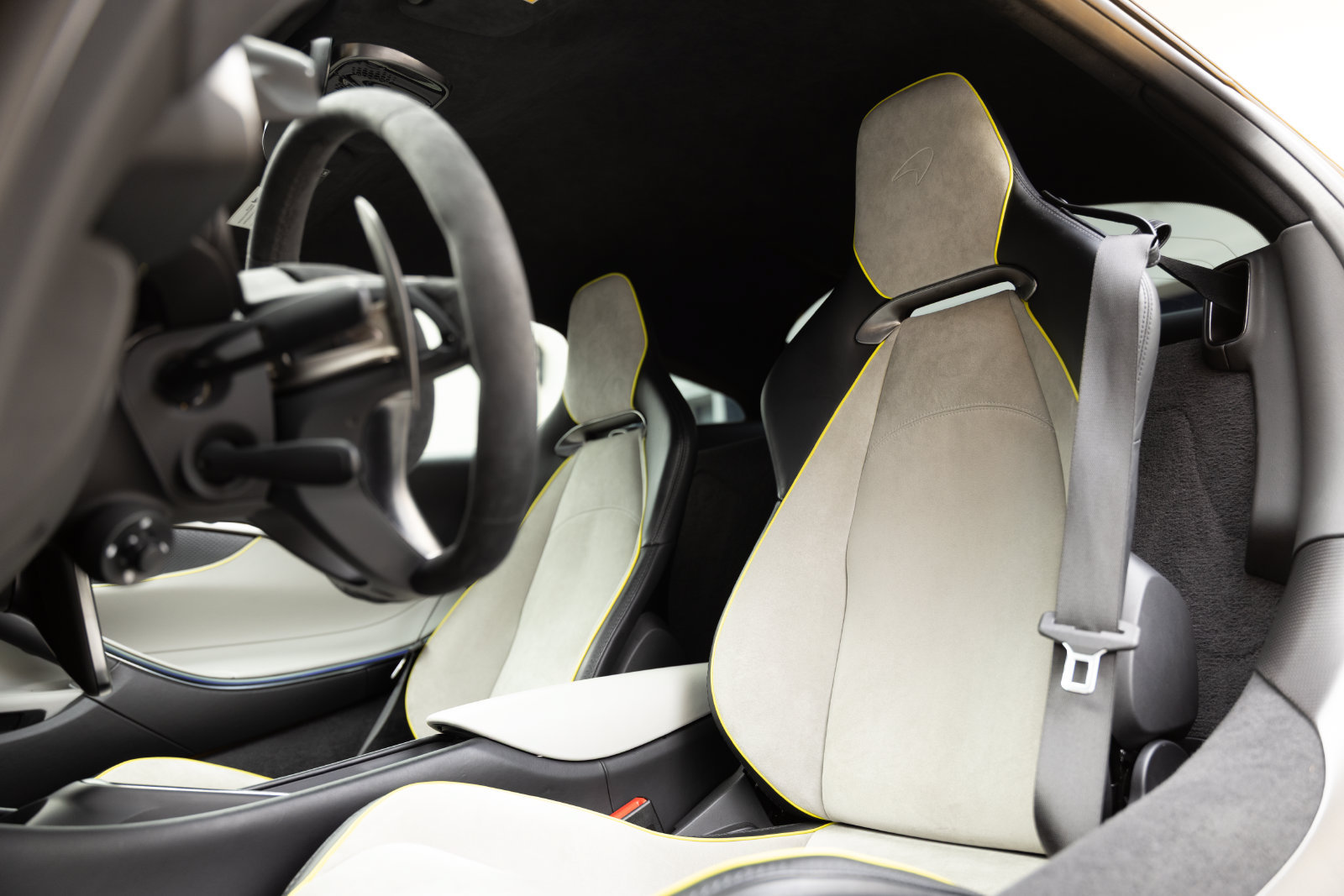 Used 2023 McLaren Artura RWD image 13