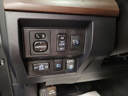 Used 2018 Toyota Tundra Limited w/ Limited Premium Package AWD/4WD image 29