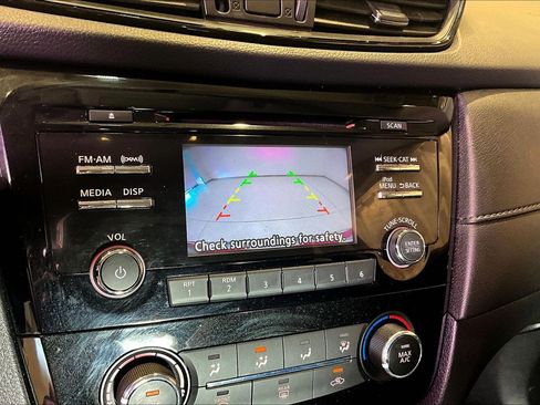 Used 2017 Nissan Rogue S AWD/4WD image 15