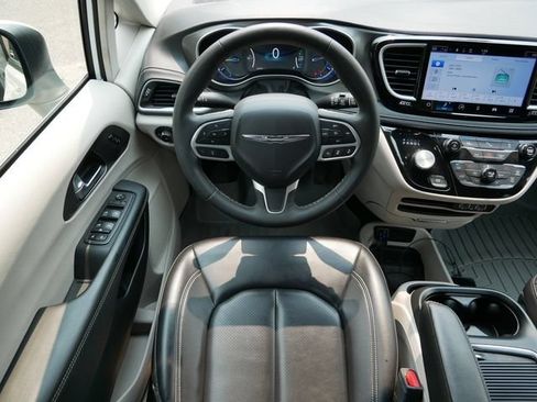 Used 2023 Chrysler Pacifica Touring-L FWD image 12