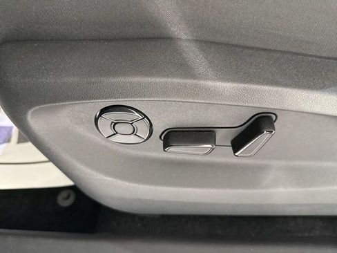 Used 2025 Volkswagen Tiguan SE image 22