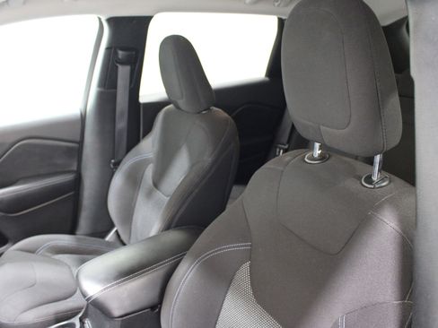 Used 2019 Jeep Cherokee Latitude w/ Popular Appearance Group FWD image 4