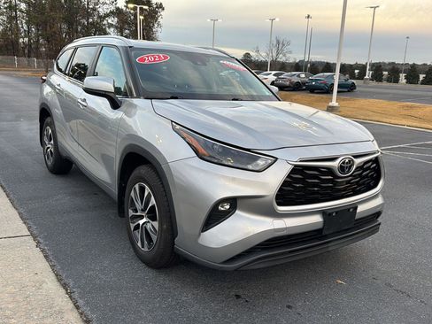 Certified 2023 Toyota Highlander XLE image 6