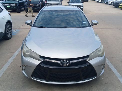 Used 2016 Toyota Camry SE image 2