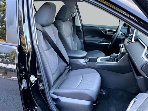 Used 2023 Toyota RAV4 XLE w/ Convenience Package FWD image 9
