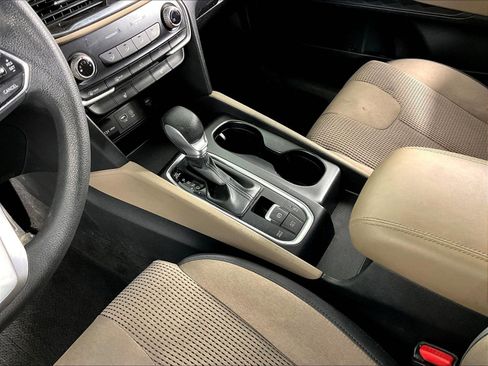 Used 2019 Hyundai Santa Fe SEL FWD image 18