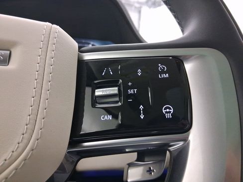 New 2025 Land Rover Range Rover Long Wheelbase SE image 17