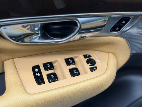 Used 2016 Volvo XC90 T6 Momentum w/ Momentum Plus Package AWD/4WD image 23
