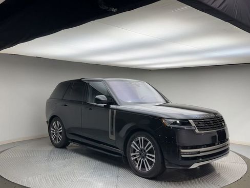 Used 2023 Land Rover Range Rover SE image 2