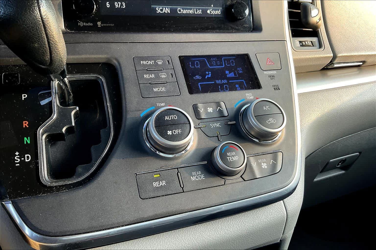 Used 2015 Toyota Sienna LE FWD image 32