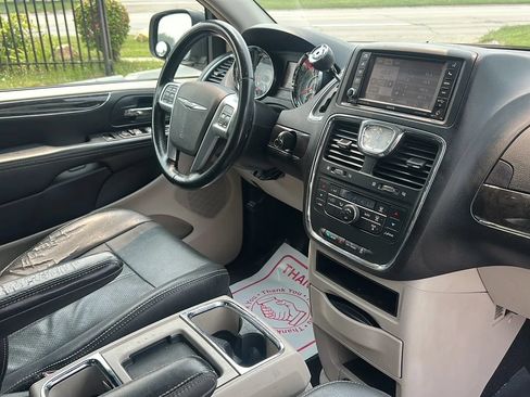Used 2012 Chrysler Town & Country Touring w/ Entertainment Group #1 FWD image 19