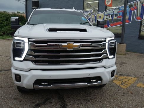 Used 2025 Chevrolet Silverado 3500 High Country w/ Technology Package AWD/4WD image 2