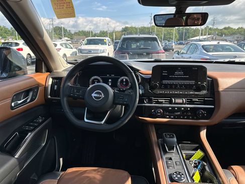 Used 2025 Nissan Pathfinder Platinum w/ Black Appearance Package AWD/4WD image 12