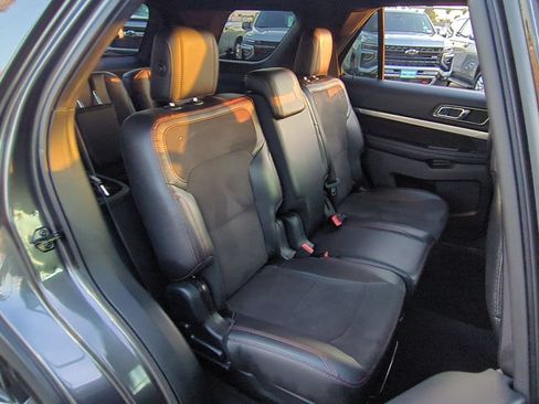 Used 2018 Ford Explorer XLT w/ Equipment Group 202A FWD image 26
