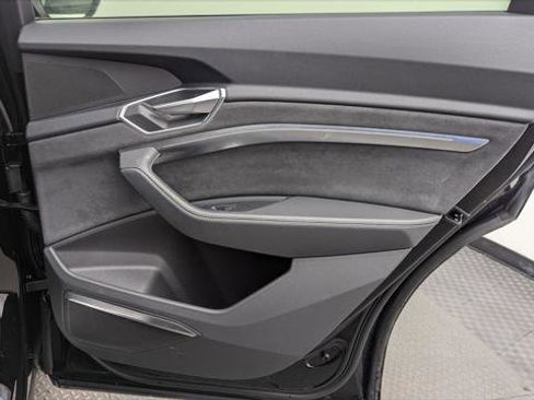 Used 2022 Audi e-tron S Premium Plus image 19