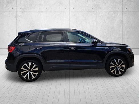 Used 2024 Volkswagen Taos SE FWD image 4