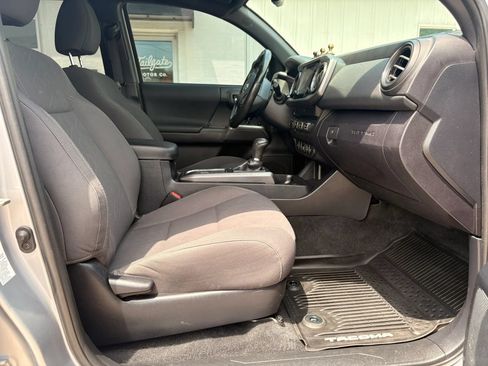 Used 2019 Toyota Tacoma TRD Off-Road w/ Technology Package AWD/4WD image 12