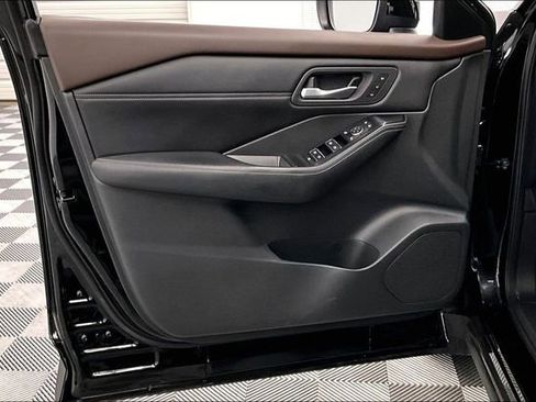 Used 2023 Nissan Rogue SL w/ SL Premium Package image 19