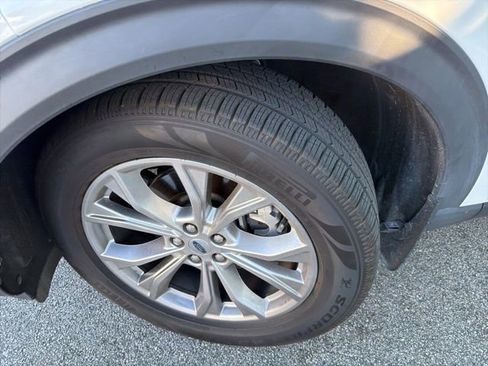 Used 2021 Ford Explorer XLT w/ Equipment Group 202A image 4