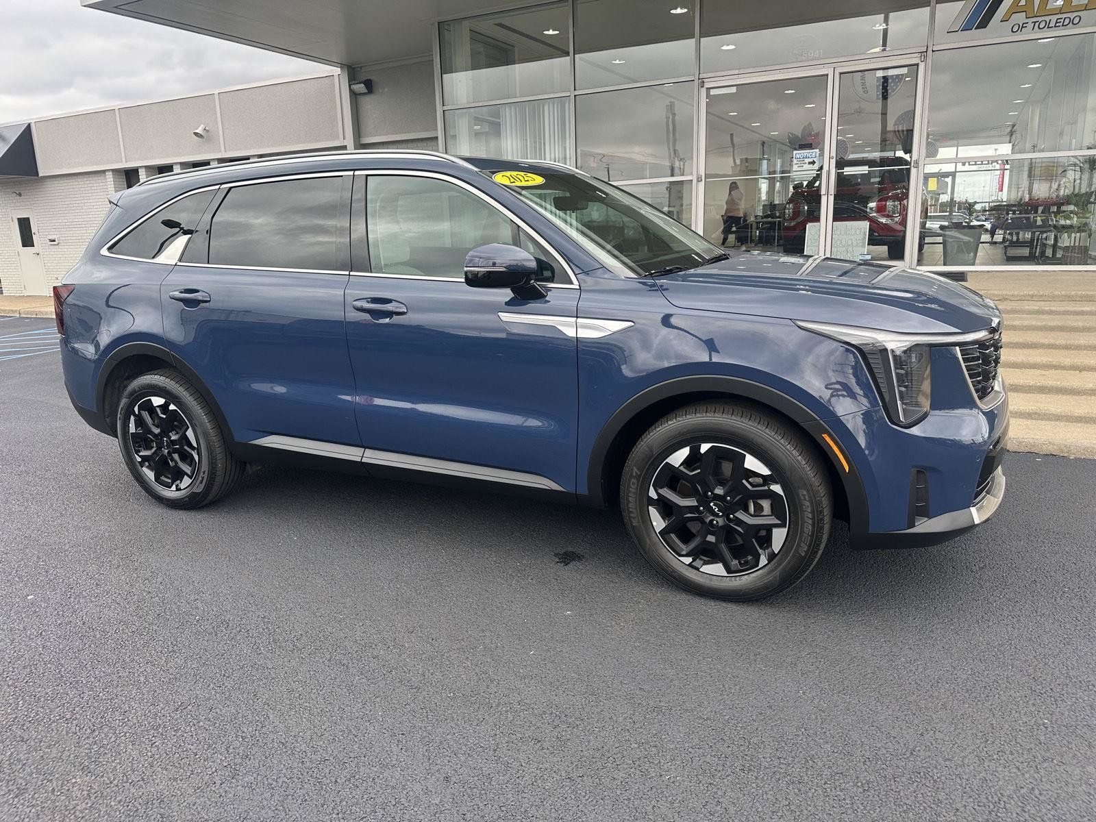 Used 2025 Kia Sorento S FWD image 2