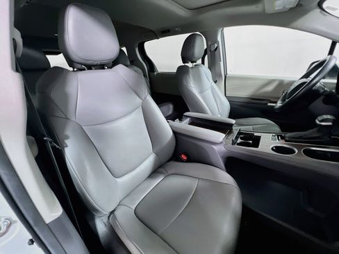 Used 2024 Toyota Sienna XLE FWD image 30