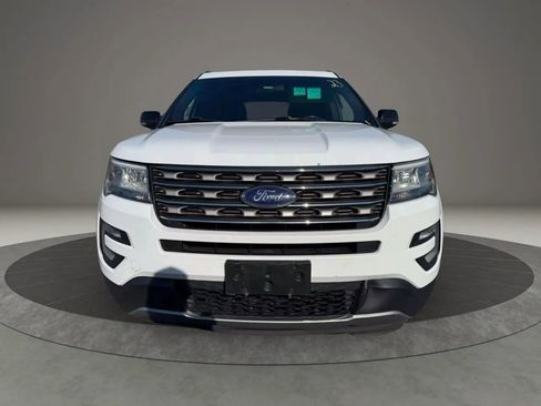 Used 2017 Ford Explorer XLT image 2