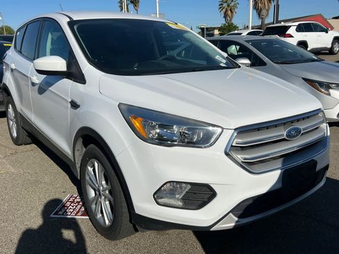 Used 2019 Ford Escape SE FWD image 3