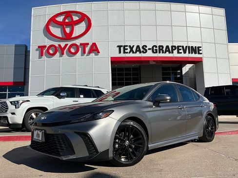 Used 2025 Toyota Camry SE image 2