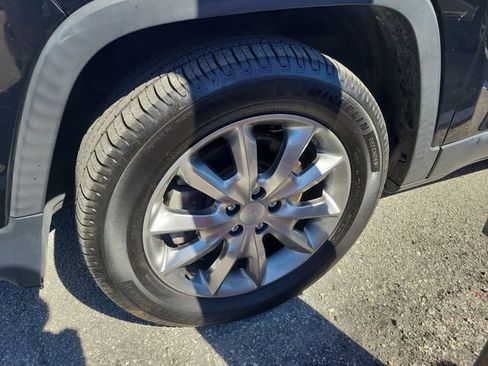 Used 2018 Jeep Cherokee Limited w/ Technology Group image 4