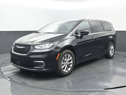Used 2026 Chrysler Pacifica Limited FWD image 8