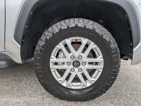 Used 2022 Toyota Tundra SR5 w/ SR5 Convenience Package AWD/4WD image 11
