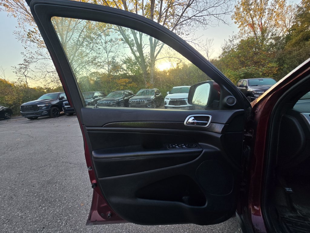 Used 2018 Jeep Grand Cherokee Laredo AWD/4WD image 27