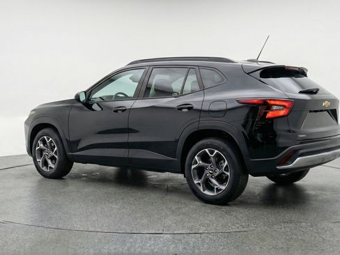 Used 2025 Chevrolet Trax LT FWD image 6