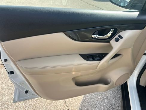 Used 2017 Nissan Rogue SV w/ SV Premium Package image 11