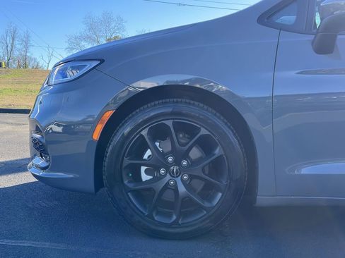 Used 2023 Chrysler Pacifica Touring-L w/ S Appearance Package image 9